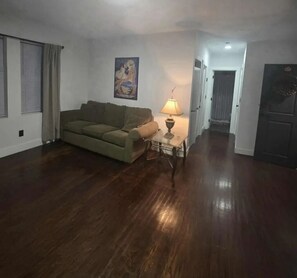 Living area - Spacious 6-bedroom apartment with AC in peaceful Detroit (Detroit)