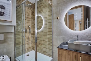 Shower, hair dryer, towels, shampoo - Exceptional 4BDR 10P apartment near Montmartre (Paris)