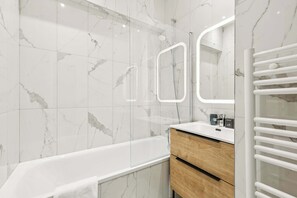 Shower, hair dryer, towels - Central Apartment - 4BR 10P - Close to the Louvre (Paris)