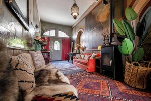 32-inch flat-screen TV with satellite channels - Kaffee&Kissen - Boutique Hotel a. Rhein (Oestrich-Winkel)