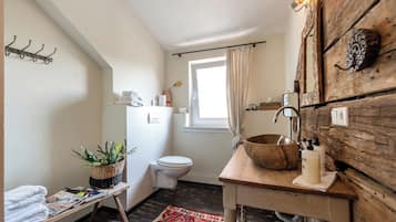 Kahden hengen deluxe-huone, oma kylpyhuone | Kylpyhuone | Hiustenkuivaaja, pyyhkeet