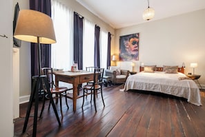 Deluxe-Doppelzimmer, eigenes Bad | Individuell dekoriert, individuell eingerichtet, kostenloses WLAN