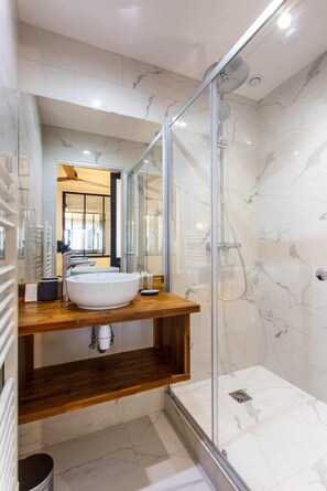 Shower, hair dryer, towels - Comfortable apartment- 3BR/8P - Bastille/Voltaire (Paris)