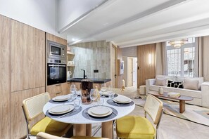 Dining - Superb 3-bedroom flat near the Moulin Rouge and Montmartre (Paris)