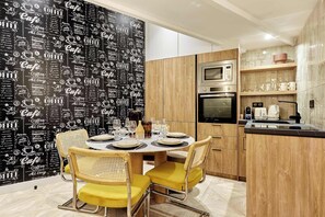 Fridge, microwave, oven, stovetop - Superb 3-bedroom flat near the Moulin Rouge and Montmartre (Paris)