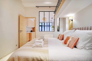 2 bedrooms, iron/ironing board, WiFi, bed sheets - Modern flat - 2 bedrooms 7 people - Montmartre (Paris)