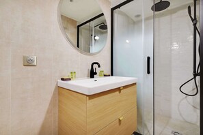 Regadera, amenidades de baño gratuitas, secadora de cabello, toallas