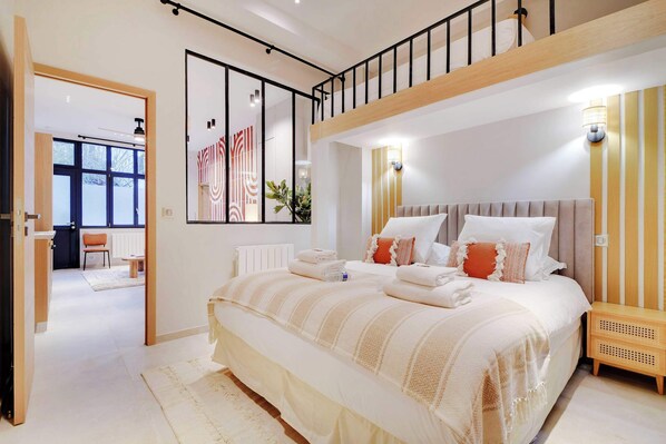 2 bedrooms, iron/ironing board, WiFi, bed sheets - Modern flat - 2 bedrooms 7 people - Montmartre (Paris)