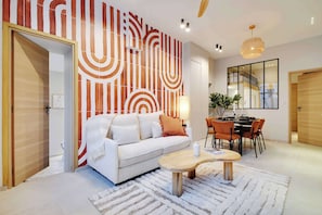 TV, offices - Modern flat - 2 bedrooms 7 people - Montmartre (Paris)