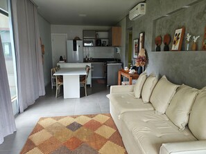 Basic-Apartment | Wohnbereich | 32-Zoll-Smart-TV mit Digitalempfang