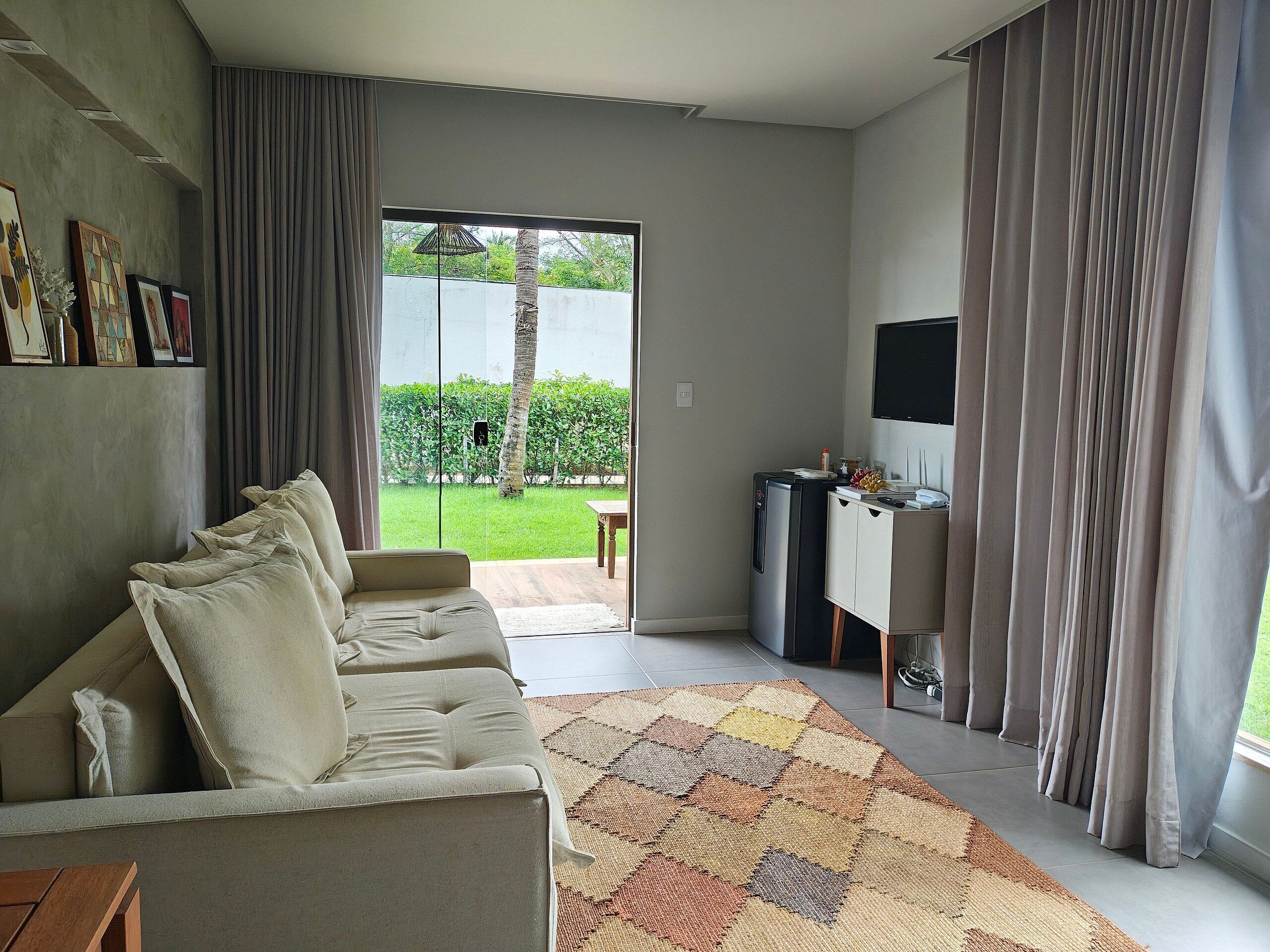 Eenvoudig appartement | Woonruimte | Een 32-inch smart-tv met digitale zenders