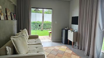 Eenvoudig appartement | Woonruimte | Een 32-inch smart-tv met digitale zenders