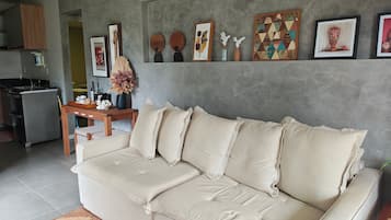 Basic-Apartment | Wohnbereich | 32-Zoll-Smart-TV mit Digitalempfang