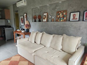 Basic-Apartment | Wohnbereich | 32-Zoll-Smart-TV mit Digitalempfang