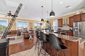 Jääkaappi, mikroaaltouuni, uuni, liesi