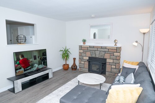 Cozy Bungalow Near Niagara Falls - Perfect Family Retreat