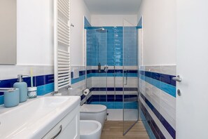 Regadera, amenidades de baño gratuitas, secadora de cabello, bidet 
