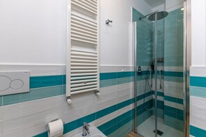 Shower, free toiletries, hair dryer, bidet - Nonna Pia's House with garden (Sorrento)