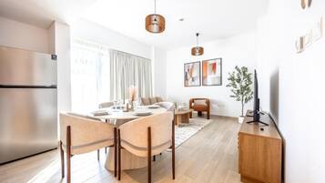 Classic-Apartment, Balkon, eingeschränkter Meerblick | Speisen