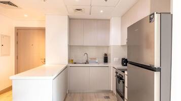 Appartement Classique, balcon, vue partielle sur la mer | Cuisine privée