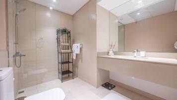 Classic-Apartment, Balkon, eingeschränkter Meerblick | Badezimmer