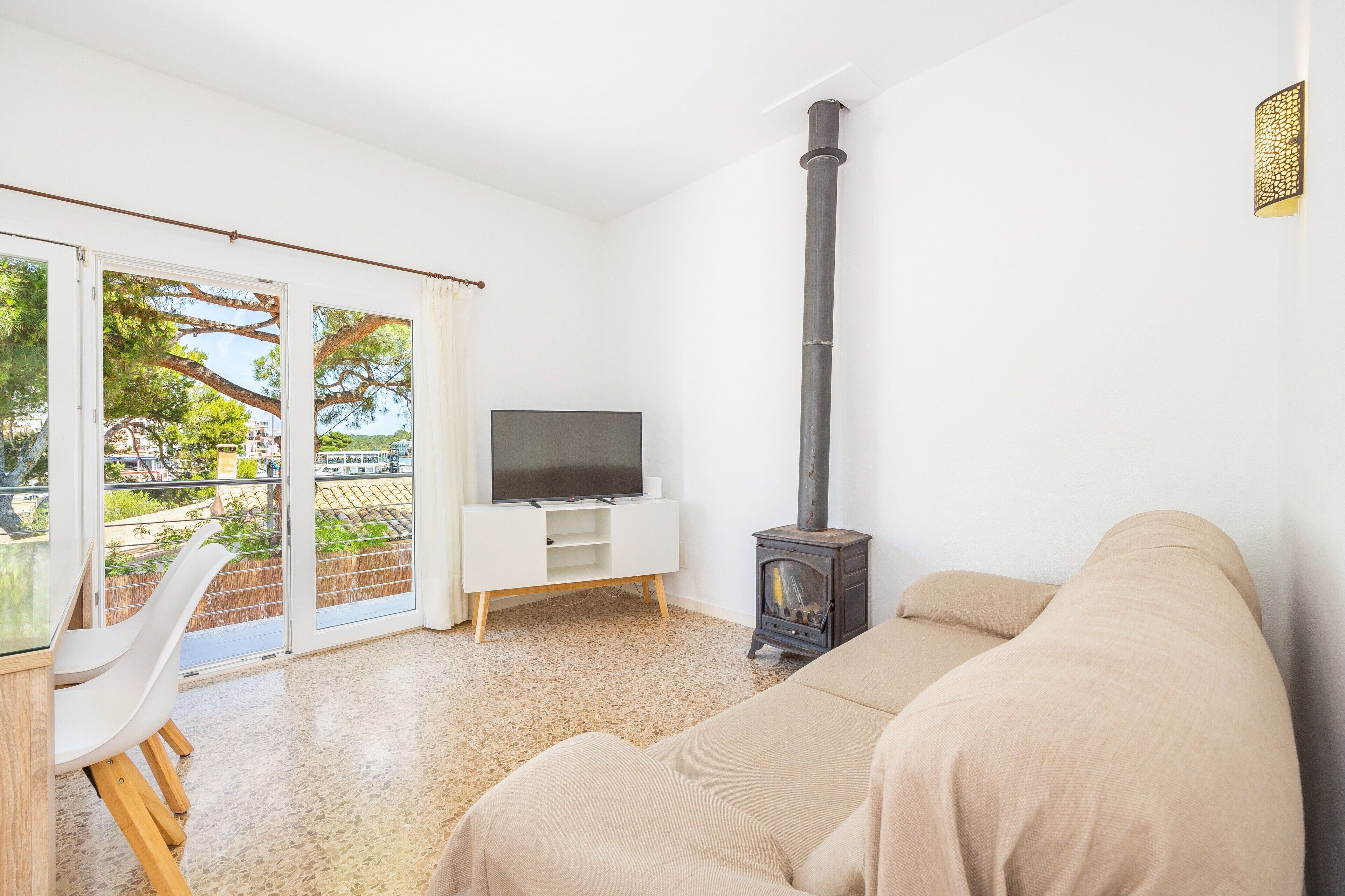 Televisión y chimenea 