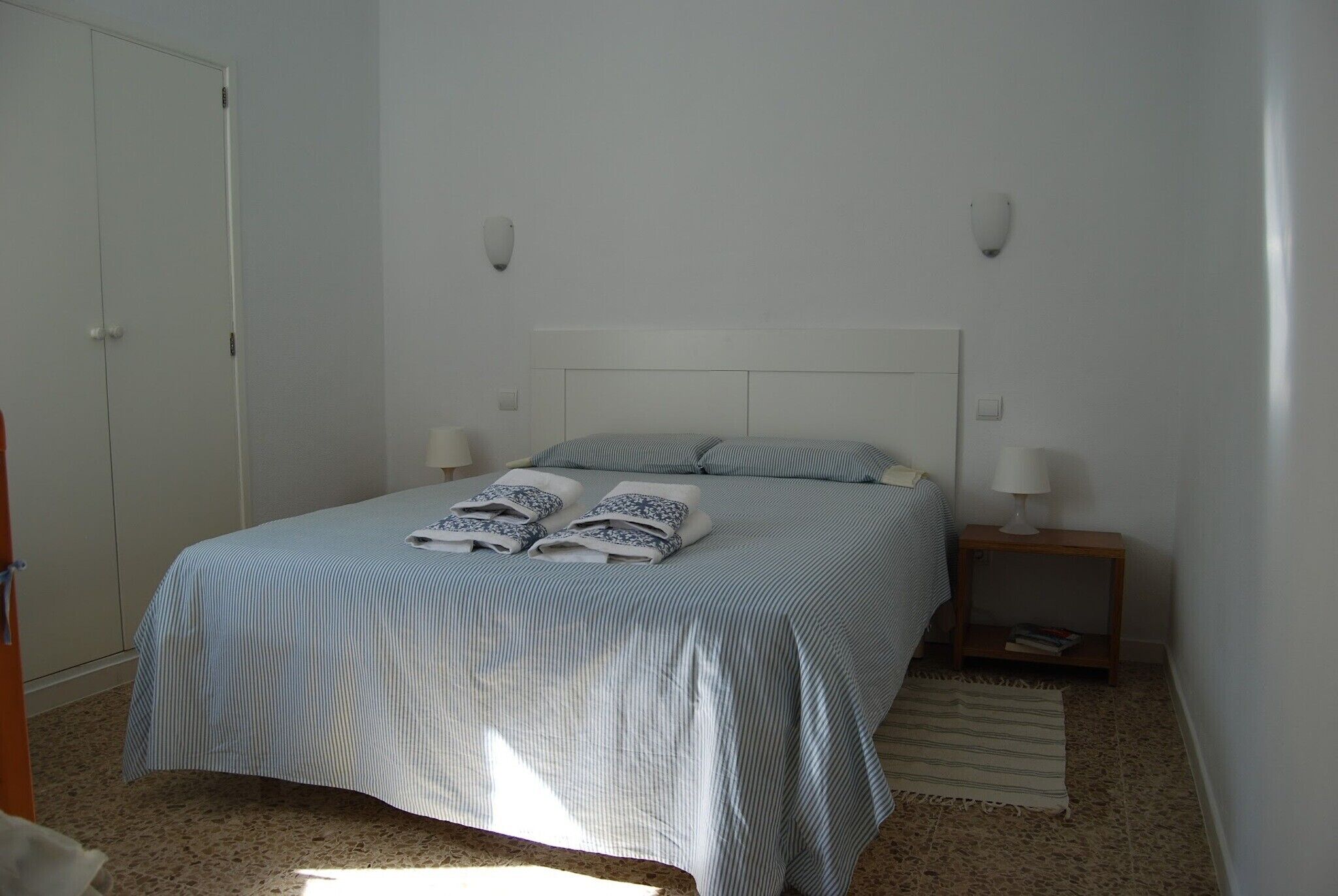 Tabla de planchar con plancha, wifi, ropa de cama