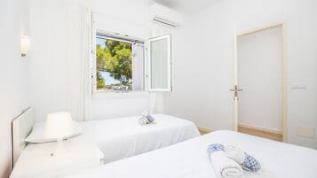 3 chambres, fer et planche à repasser, Wi-Fi, draps fournis