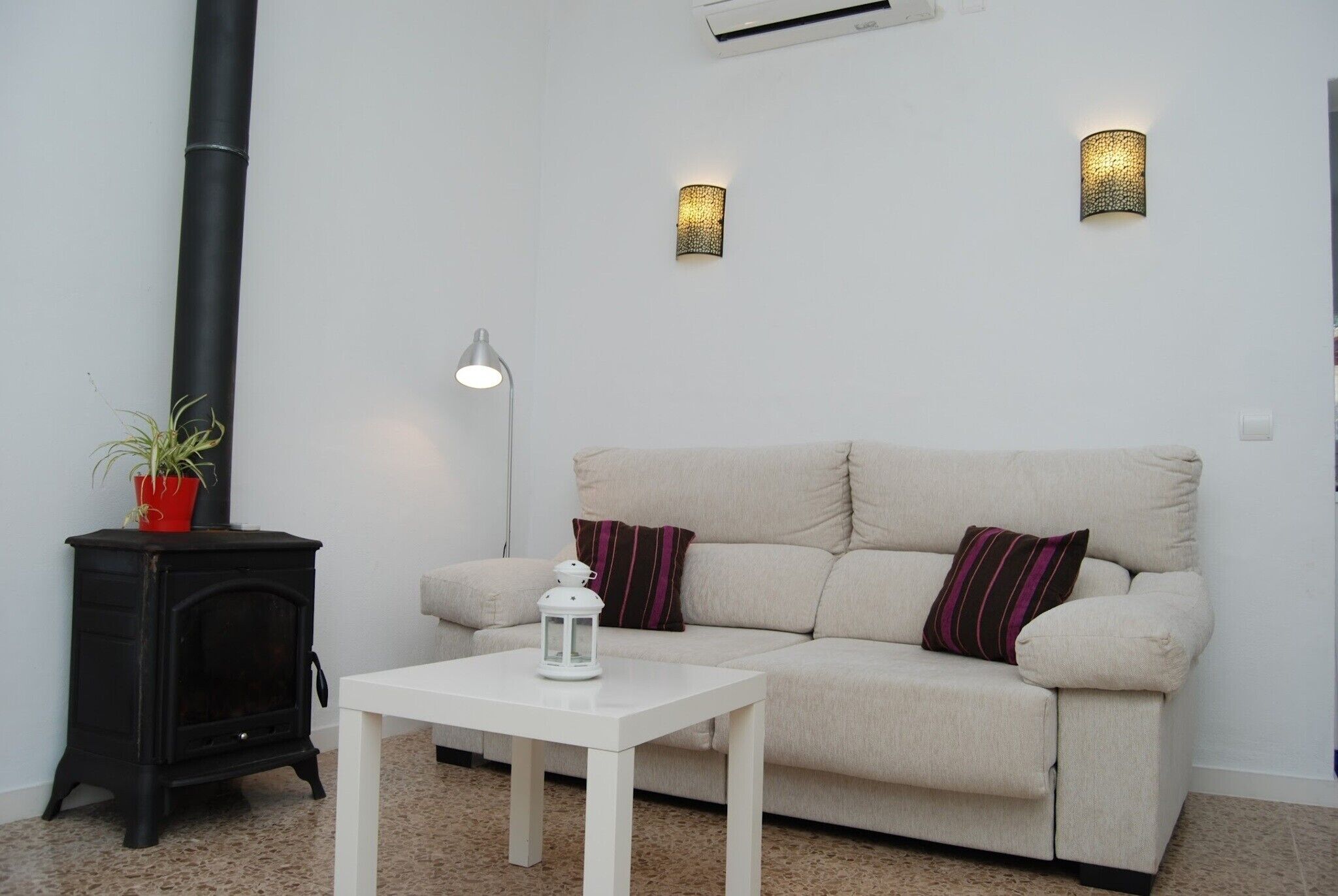 Una televisión, una chimenea