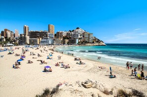 A beach with numerous umbrellas and people sunbathing. - A1137 - Excellent flat near the beach in a residential area with all amenities (Villajoyosa)