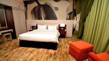 Suite, 1 cama Queen size | Caja de seguridad en la habitación y espacio para trabajar con laptop