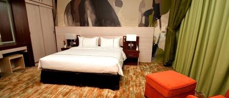 Suite, 1 cama de matrimonio | Caja fuerte, espacio para trabajar con un portátil, cortinas opacas