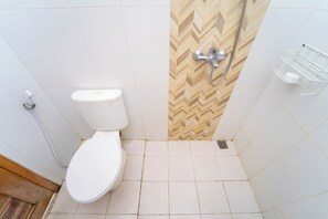 Deluxe kamer | Badkamer | Een douche, handdoeken