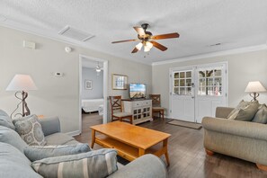 TV - 3BR Cottage w/ Ocean Views & Free Linens Near Pier (Garden City Beach)