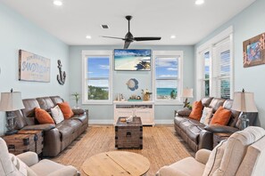 Huis, uitzicht op zee, aan het strand | Woonruimte | Een 55-inch smart-tv met digitale zenders