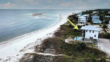 บนชายหาด, ทรายสีขาว