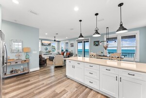Casa, vista para o oceano, de frente para a praia | Cozinha privada | Cafeteira/chaleira, geladeira grande, micro-ondas, fogão