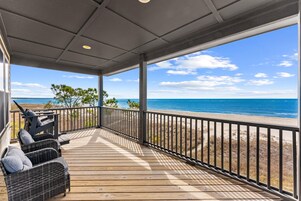Casa, vista para o oceano, de frente para a praia | Sacada