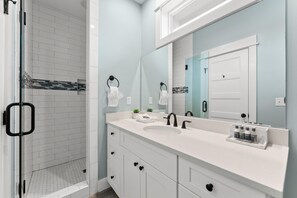 Huis, uitzicht op zee, aan het strand | Badkamer | Gratis toiletartikelen, een haardroger, handdoeken, toiletpapier