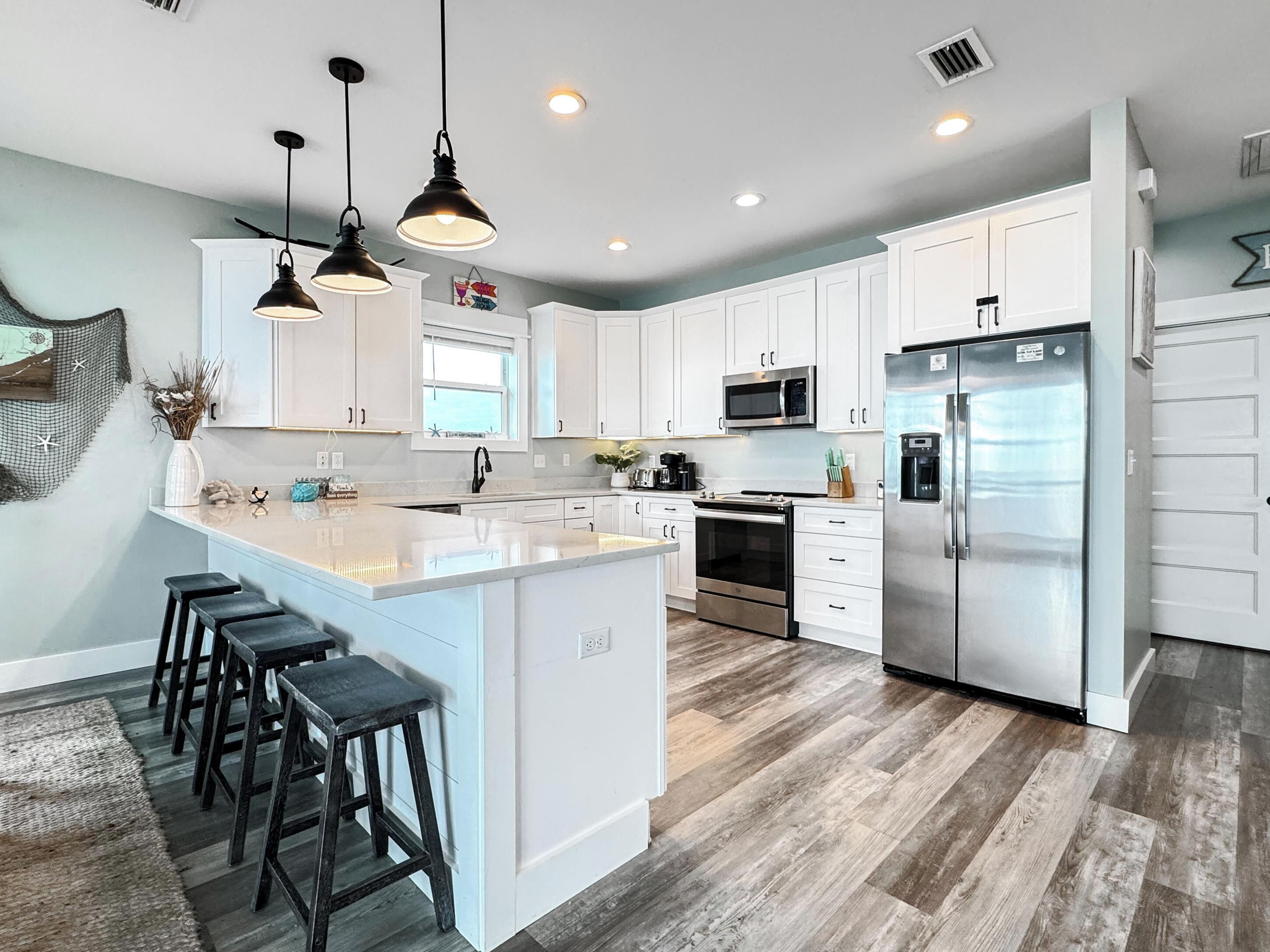 Refrigerador con freezer, microondas, horno, placa de cocina