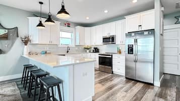 Refrigerador con freezer, microondas, horno, placa de cocina