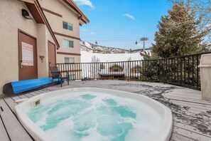 Outdoor spa tub - Cute, cozy studio at Storm Meadows~Ski In, Walk Out! (Steamboat Springs)
