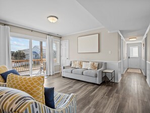 Smart TV - Bonnie Dune| 4BR Coastal Getaway (Emerald Isle)
