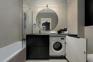 Shower, hair dryer, towels, shampoo - Stylish Apartment in the Center | Air Conditioning, Bathtub and Parking (Wrocław)