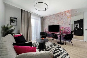 TV, offices - Stylish Apartment in the Center | Air Conditioning, Bathtub and Parking (Wrocław)