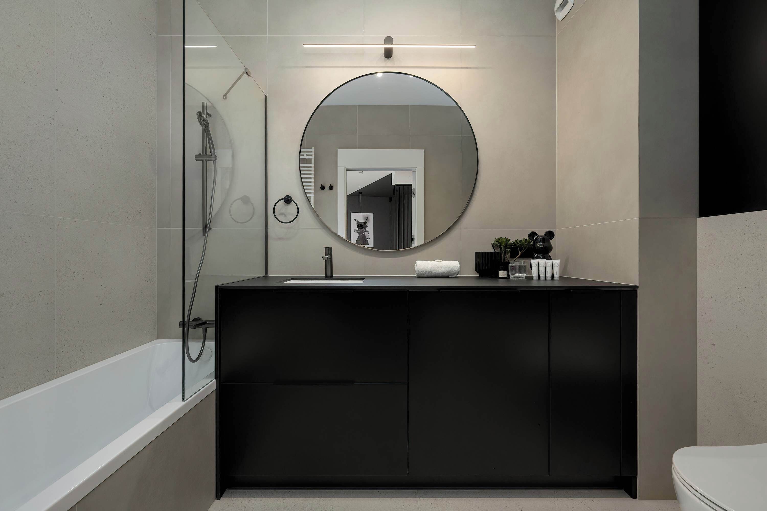 Een douche, een haardroger, handdoeken, shampoo