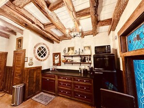 Kühlschrank, Mikrowelle, Toaster, Kochgeschirr/Geschirr/Besteck