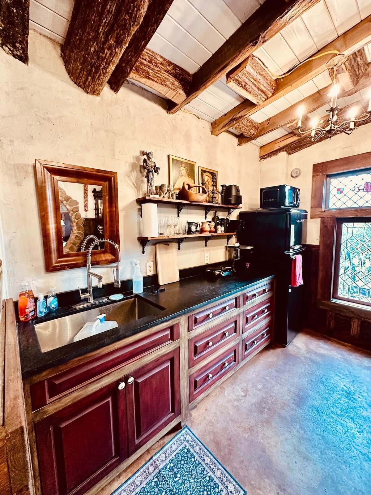 Kühlschrank, Mikrowelle, Toaster, Kochgeschirr/Geschirr/Besteck