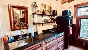 KĂŒhlschrank, Mikrowelle, Toaster, Kochgeschirr/Geschirr/Besteck