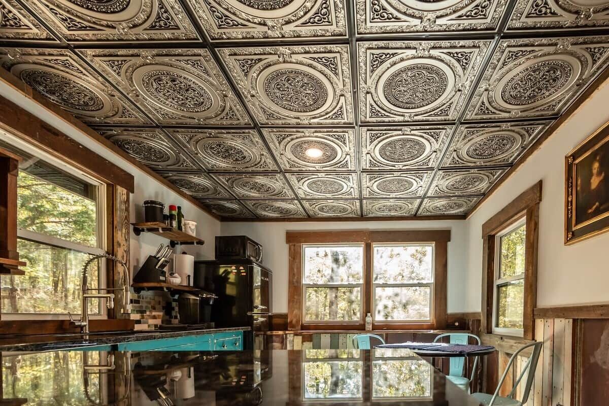 Réfrigérateur, micro-ondes, plaque de cuisson, grille-pain